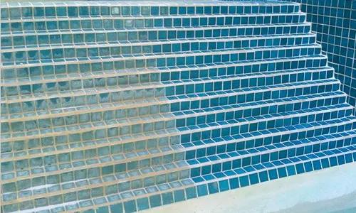 Rimuovere il calcare dal fondo della piscina